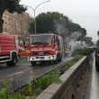Roma, ambulanza si scontra con auto e va a fuoco nel traffico: un ferito 01