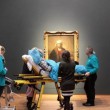 Ultimo desiderio di malata: vedere Rembrandt. Portata al museo in barella FOTO