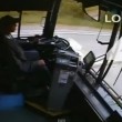 VIDEO YouTube - Colpo di sonno al volante: autista bus si schianta contro 6 auto2