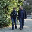 Varoufakis, ecco la moglie Danae Stratou: passeggiata informale a Cernobbio FOTO
