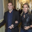 Varoufakis, ecco la moglie Danae Stratou: passeggiata in jeans a Cernobbio FOTO