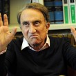 Emilio Fede ricattò Berlusconi per 5 mln? Lui: "Ma se li rifiutai da Mediaset"