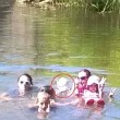 Foto di famiglia nel fiume: spunta il fantasma di una ragazzina annegata