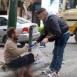 Atene, ragazzo regala scarpe nuove a clochard FOTO di Iraklis Pnevmatikakis