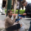 Atene, ragazzo regala scarpe nuove a clochard FOTO di Iraklis Pnevmatikakis2