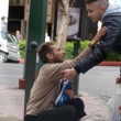 Atene, ragazzo regala scarpe nuove a clochard FOTO di Iraklis Pnevmatikakis3