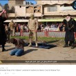 Isis, nuovo video con bambino che uccide "spia Mossad05
