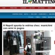 Napoli, manichini con fucili in pugno, bambino compreso FOTO 5