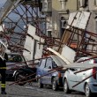 Napoli, impalcatura crolla su auto in sosta in via Cesario Console FOTO6