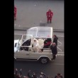 VIDEO YouTube: Papa Francesco prende pizza al volo da Enzo Cacialli a Napoli7