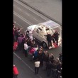 VIDEO YouTube: Papa Francesco prende pizza al volo da Enzo Cacialli a Napoli6