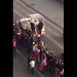 VIDEO YouTube: Papa Francesco prende pizza al volo da Enzo Cacialli a Napoli5