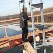 VIDEO YouTube: si arrampica su ponte e tocca cavo da 30mila volt, 14enne muore folgorato4
