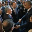Usa-Cuba, stretta di mano Obama-Castro a vertice Americhe 01