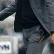 Guardiola, pantaloni scuciti. Armani: "Non sono miei" 01