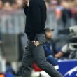 Guardiola, pantaloni scuciti. Armani: "Non sono miei" 03