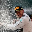 Lewis Hamilton champagne contro hostess Gesto sessista, chieda scusa (1)