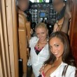 Sesso con pilota aereo e spogliarelli a bordo: scandalo FOTO hostess 01