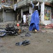 Afghanistan, kamikaze esplode davanti banca: decine di morti, isis rivendica FOTO