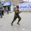 Afghanistan, kamikaze esplode davanti banca: decine di morti, isis rivendica FOTO05