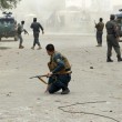 Afghanistan, kamikaze esplode davanti banca: decine di morti, isis rivendica FOTO02