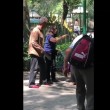 VIDEO YouTube: allatta bimbo al parco. Coppia la caccia: "Ci sono bambini e uomini"4
