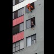 VIDEO YouTube: donna tenta suicidio, pompiere si tuffa da piano superiore e la blocca6