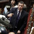 Camera. Sel lancia crisantemi, M5s e Brunetta urlano: "Fascisti5