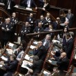 Camera. Sel lancia crisantemi, M5s e Brunetta urlano: "Fascisti08