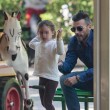 Daniele Interrante in versione papà: al parco con figlia Chloe020