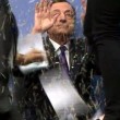 Mario Draghi aggredito con coriandoli: attivista Blockupy salta su tavolo11
