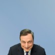 Mario Draghi aggredito con coriandoli: attivista Blockupy salta su tavolo02