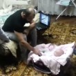 VIDEO YouTube: gatto si avvicina e difende neonato dal papà manesco3