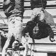 25 aprile. "Piazzale Loreto, Mussolini-Petacci appesi per sottrarli alla folla"