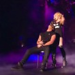 VIDEO YouTube. Madonna bacia il rapper Drake sul palco. Lui si pulisce la bocca4