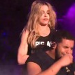 VIDEO YouTube. Madonna bacia il rapper Drake sul palco. Lui si pulisce la bocca7