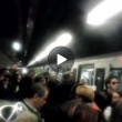 Sciopero Roma, passeggeri occupano vagoni e obbligano metro a ripartire VIDEO