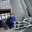 Tribunale Napoli, lunghe file: avvocati sfondano ingresso, 2 agenti feriti 02