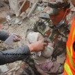 Nepal, neonato estratto vivo dalle macerie 82 ore dopo il terremoto FOTO