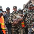 Nepal, neonato estratto vivo dalle macerie 82 ore dopo il terremoto FOTO 2