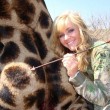 Rebecca Francis, selfie con giraffa morta: su Fb insulti e morte a cacciatrice09