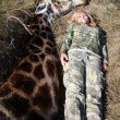 Rebecca Francis, selfie con giraffa morta: su Fb insulti e morte a cacciatrice10