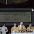 Sindone, in migliaia nel Duomo di Torino per messa ostensione10