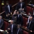 VIDEO YouTube: Sel lancia crisantemi in Aula. Boldrini sgrida, M5s urla più di lei3