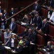 VIDEO YouTube: Sel lancia crisantemi in Aula. Boldrini sgrida, M5s urla più di lei4