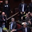 VIDEO YouTube: Sel lancia crisantemi in Aula. Boldrini sgrida, M5s urla più di lei5