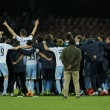Impietosa, cinica, perfettamente guidata da Stefano Pioli che nella ripresa, al momento giusto, indovina tutti i cambi (soprattutto quello di Lulic che gioca in tutto 27 minuti e decide il match), la Lazio sbanca il San Paolo e conquista la finale di Coppa Italia che la opporrà alla Juventus. I biancocelesti sono un rullo compressore inarrestabile: fra campionato e coppa sono all'ottava vittoria in nove partite (l'unico pareggio è quello con il Napoli all'Olimpico proprio nella gara di Coppa Italia). Per il Napoli e soprattutto per Rafa Benitez ci sono solo i fischi prolungati ed impietosi del pubblico del San Paolo, stanco di soffrire e deluso per il perdurare della clamorosa crisi di gioco e di risultati della squadra. La partita dura soltanto 45 minuti perché il primo tempo è come se le squadre avessero deciso di non giocarlo. Il Napoli a trazione anteriore schierato da Benitez, che mette in campo contemporaneamente Gabbiadini, Hamsik e Mertens, trova le solite difficoltà ad avvicinarsi alla porta avversaria. Per tutto il primo tempo gli azzurri girano intorno alla difesa della Lazio, sperando negli esiti positivi di uno scambio stretto in area di rigore o di una imbucata risolutiva. Ma non succede nulla, se non un palo colpito da Gabbiadini intorno alla mezz'ora su punizione calciata dalla distanza. Sul fronte opposto la Lazio cerca soprattutto di sfruttare la gran quantità di palloni persi dal centrocampo avversario, una vera e propria specialità dei padroni di casa. L'imprecisione nei passaggi, soprattutto di Gargano, ma anche di Inler ed in diverse circostanze dei difensori che non sempre sono accurati nei disimpegni, lanciano con rapidi capovolgimenti di fronte i laziali verso la porta di Andujar. Ma anche gli attaccanti di Pioli sono approssimativi nell'ultimo passaggio e dunque anche la difesa azzurra non corre mai eccessivi pericoli. Lo schieramento decisamente offensivo del Napoli con consente a Basta e Braafheld di sorreggere sulle fasce laterali, con la loro spinta, il centrocampo laziale. Inevitabilmente anche Anderson e Candreva vengono così risucchiati verso il centrocampo e l'assistenza a Klose finisce per forza di cose per diventare poco continua. Nella ripresa Pioli sposta Anderson sulla fascia destra e gli chiede di spingersi più avanti e fa anche entrare Mauri al posto di Cataldi e soprattutto Lulic per Candreva, nel tentativo di sbloccare la gara. L'atteggiamento più spregiudicato degli ospiti cambia la dinamica del gioco. Il Napoli soprattutto sulla fascia destra si crea qualche opportunità. Gli azzurri vanno vicini al gol con Mertens, con Higuain che, solo davanti a Berisha, si allunga il pallone e si fa anticipare dal portiere, ed anche con De Guzman che conclude debolmente da ottima posizione tra le braccia dell'estremo difensore. La Lazio risponde con un colpo di testa ravvicinato di Lulic respinto da Andujar. Nell'ultimo quarto d'ora di gioco la gara si fa più nervosa anche perché a quel punto un gol potrebbe risultare decisivo. E' a questo punto che Lulic si scatena. Prima si fa trovare solo davanti alla porta e devia in porta un rasoterra di Emerson e poi, durante il disperato forcing degli azzurri, devia in calcio d'angolo una conclusione di Insigne, a conclusione di una travolgente azione del ragazzo di Frattamaggiore, entrato in campo da pochi minuti. Ma il destino del Napoli è ormai segnato. E così è la Lazio a festeggiare a fine gara, mentre i giocatori azzurri vengono subissati di fischi.