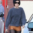 Rumer Willis con gli shorts a pelle color oro che mostrano il lato B08