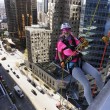 Vancouver, si arrampicano sulla Shaw Tower per beneficenza vestiti da supereroi010