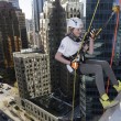 Vancouver, si arrampicano sulla Shaw Tower per beneficenza vestiti da supereroi07